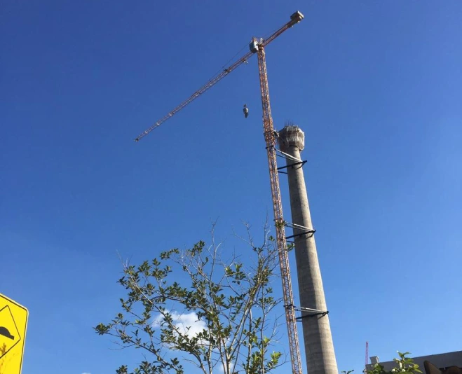 Aplicação de <strong>gruas e sistemas</strong> de transporte vertical