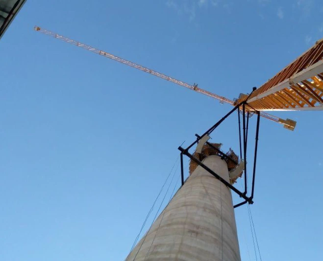 Aplicação de <strong>gruas e sistemas</strong> de transporte vertical