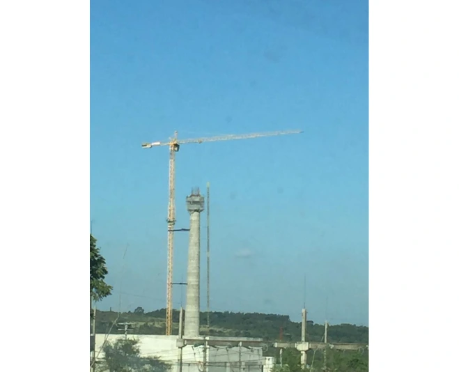 Aplicação de <strong>gruas e sistemas</strong> de transporte vertical