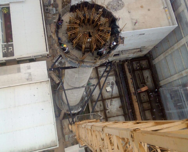 Aplicação de <strong>gruas e sistemas</strong> de transporte vertical