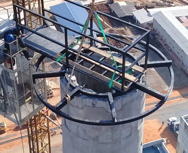 Aplicação de <strong>gruas e sistemas</strong> de transporte vertical