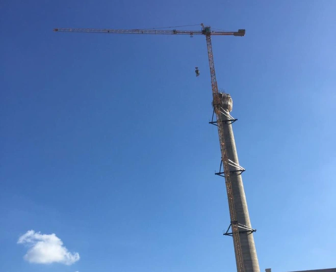 Aplicação de <strong>gruas e sistemas</strong> de transporte vertical