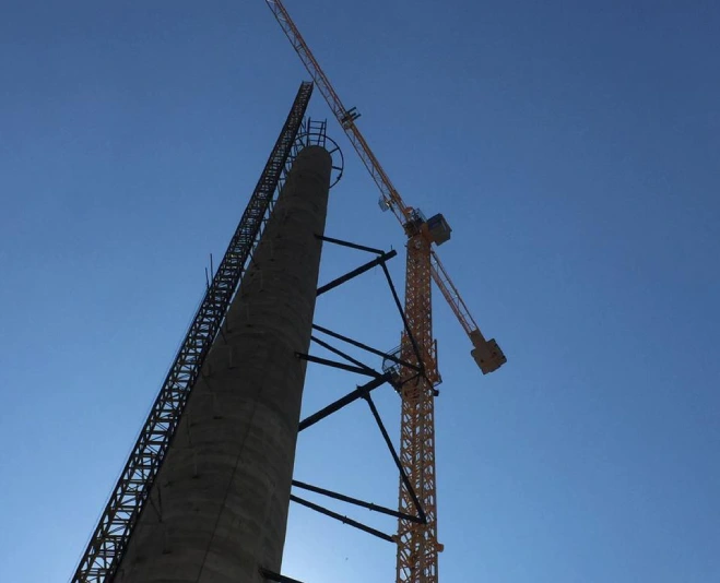 Aplicação de <strong>gruas e sistemas</strong> de transporte vertical