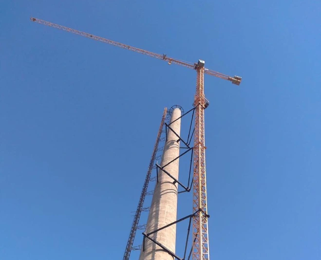 Aplicação de <strong>gruas e sistemas</strong> de transporte vertical